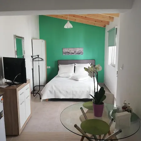 Apartment Small With Yard *